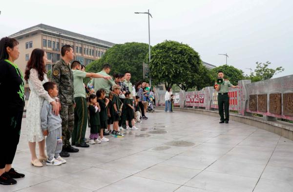 萌娃进军营丨这个“六一”,我和爸爸当战友! 萌娃进军营丨这个“六一”,我和爸爸当战友!