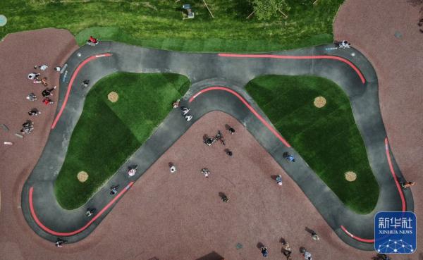 在世界最大泵道公园 感受极限运动魅力