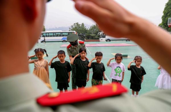 萌娃进军营丨这个“六一”,我和爸爸当战友! 萌娃进军营丨这个“六一”,我和爸爸当战友!