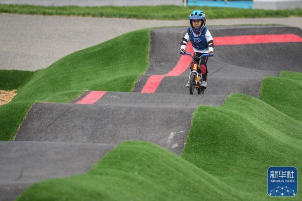 在世界最大泵道公园 感受极限运动魅力