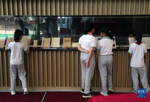 从一大纪念馆到小学校园：一台发报机讲述的忠诚与信仰