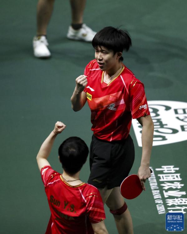 世乒赛：王楚钦/孙颖莎捧起混双奖杯