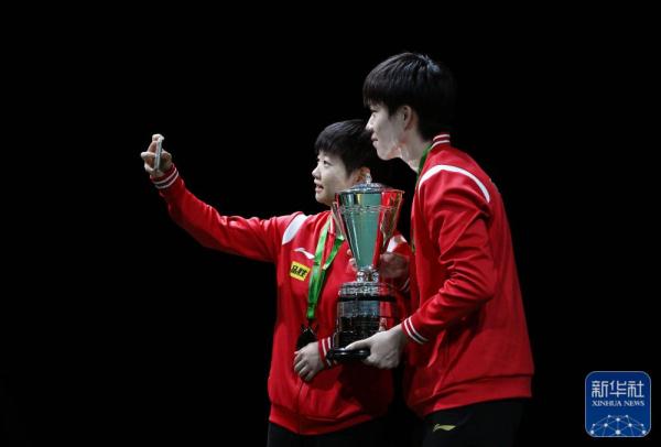 世乒赛：王楚钦/孙颖莎捧起混双奖杯