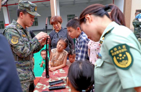 萌娃进军营丨这个“六一”,我和爸爸当战友! 萌娃进军营丨这个“六一”,我和爸爸当战友!