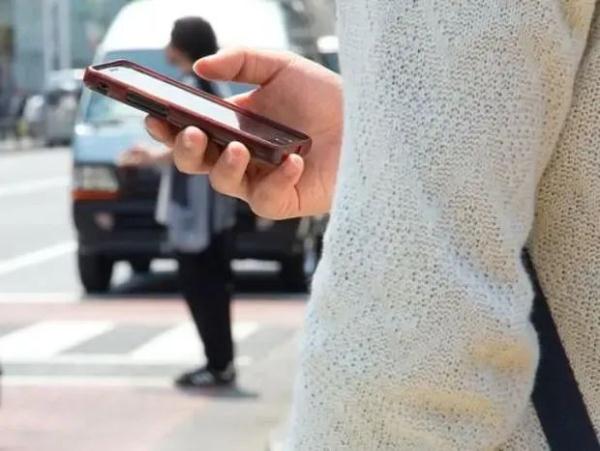 “过马路时玩手机”？河南：罚！（手机）过马路玩手机应该被罚款吗，过马路玩手机是什么行为，