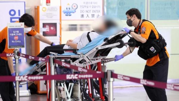 飞行中强行打开客机舱门，乘客A某紧急拘留！