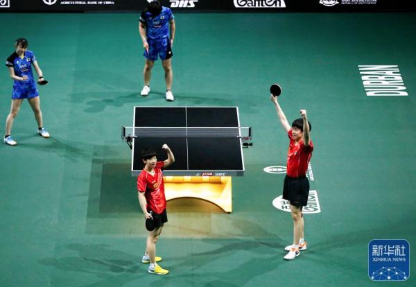 世乒赛：王楚钦/孙颖莎捧起混双奖杯