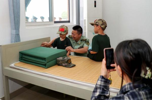 萌娃进军营丨这个“六一”,我和爸爸当战友! 萌娃进军营丨这个“六一”,我和爸爸当战友!