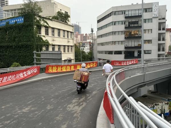 “桥丑了人没少”,网红桥挂上横幅后 “桥丑了人没少”,网红桥挂上横幅后