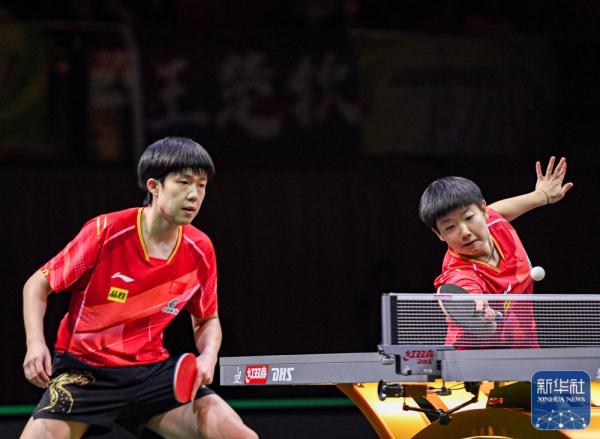 世乒赛：王楚钦/孙颖莎捧起混双奖杯