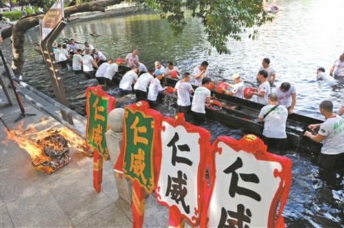 广州荔湾泮塘“起龙”迎端午