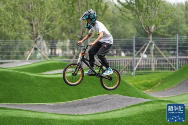 在世界最大泵道公园 感受极限运动魅力