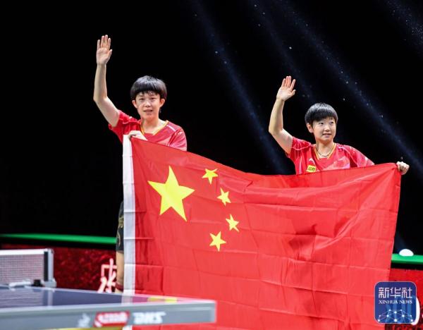 世乒赛：王楚钦/孙颖莎捧起混双奖杯