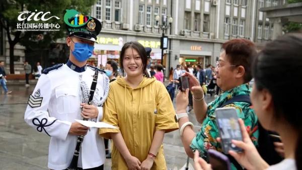 帅! 香港阿sir武汉街头演奏 帅! 香港阿sir武汉街头演奏