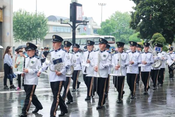 帅! 香港阿sir武汉街头演奏 帅! 香港阿sir武汉街头演奏