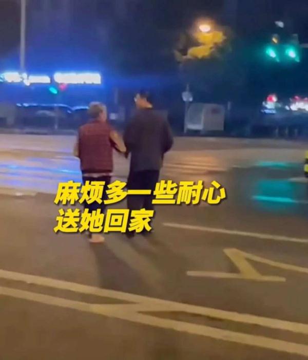 凌晨12点半，街头这一幕，“中国好小伙”太暖心