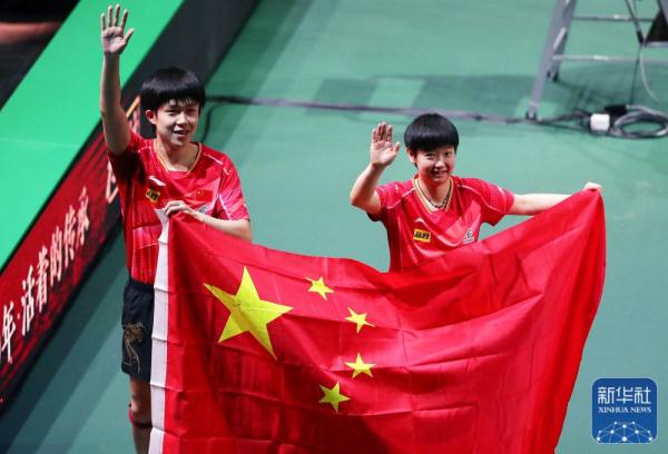 世乒赛：王楚钦/孙颖莎捧起混双奖杯