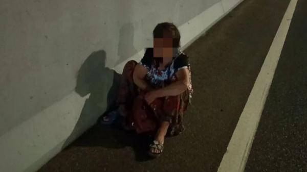 危险！老人凌晨独自坐在快车道上，幸遇蜀黍及时施援手......