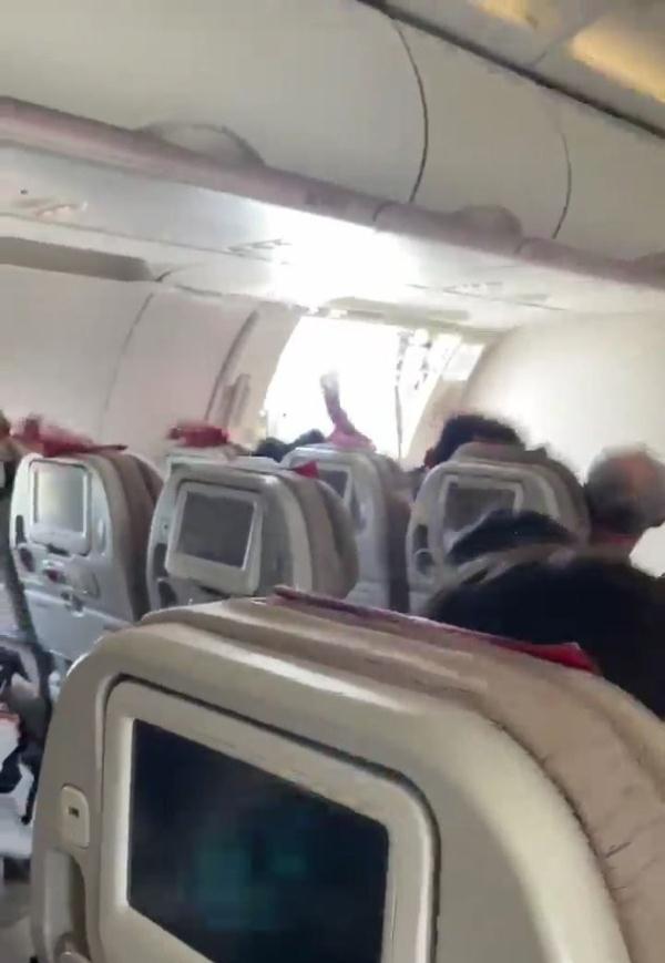 一名乘客被捕！飞行中强行打开舱门……