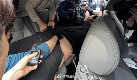 客机舱门飞行中为何被轻易打开：低空状态下可以
