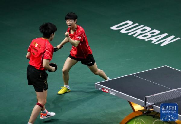 世乒赛：王楚钦/孙颖莎捧起混双奖杯
