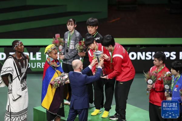 世乒赛：王楚钦/孙颖莎捧起混双奖杯