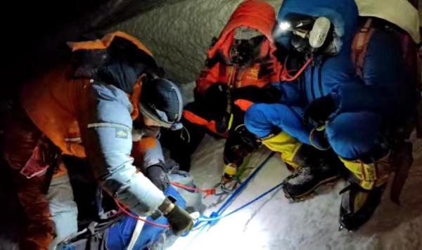 站上人性之巅！距峰顶不到四百米，湖南登山队队员为救人放弃登顶