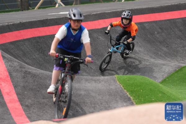 在世界最大泵道公园 感受极限运动魅力