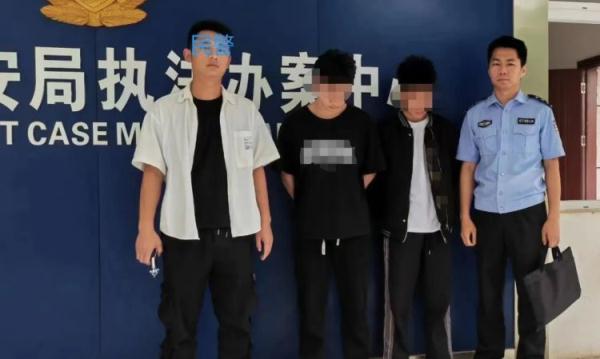 一万枚硬币有多重？这俩小伙知道！