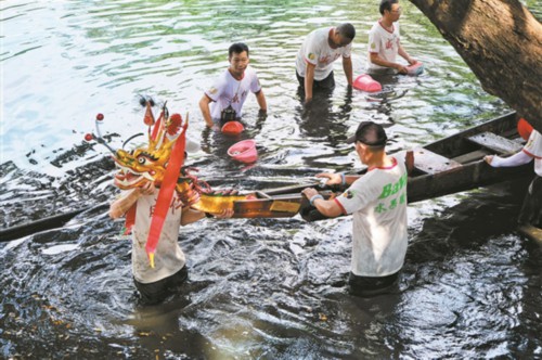 广州荔湾泮塘“起龙”迎端午