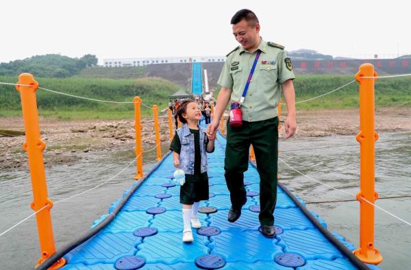 萌娃进军营丨这个“六一”,我和爸爸当战友! 萌娃进军营丨这个“六一”,我和爸爸当战友!