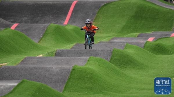 在世界最大泵道公园 感受极限运动魅力