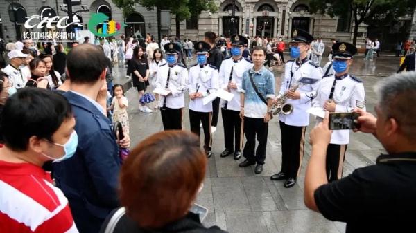 帅! 香港阿sir武汉街头演奏 帅! 香港阿sir武汉街头演奏