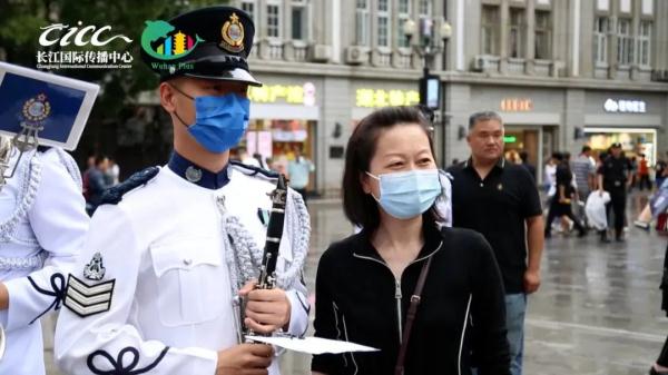 帅! 香港阿sir武汉街头演奏 帅! 香港阿sir武汉街头演奏