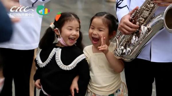 帅! 香港阿sir武汉街头演奏 帅! 香港阿sir武汉街头演奏