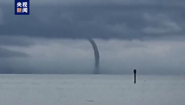 美国佛罗里达州海岸出现巨大水龙卷 美国佛罗里达州海岸出现巨大水龙卷