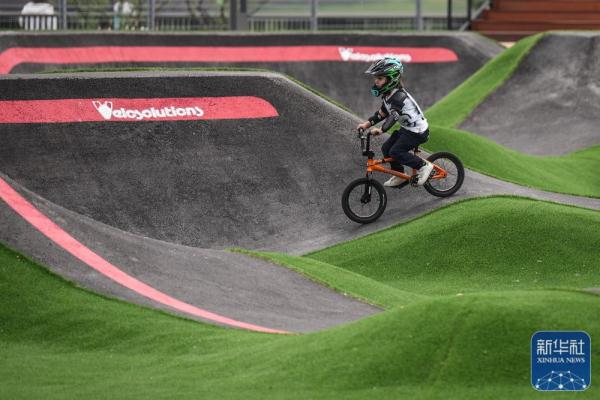 在世界最大泵道公园 感受极限运动魅力