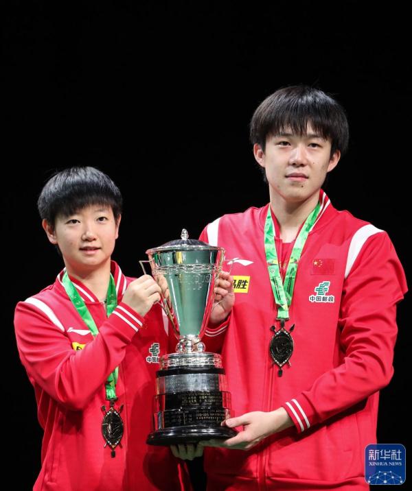 世乒赛：王楚钦/孙颖莎捧起混双奖杯