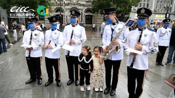 帅! 香港阿sir武汉街头演奏 帅! 香港阿sir武汉街头演奏