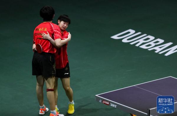 世乒赛：王楚钦/孙颖莎捧起混双奖杯