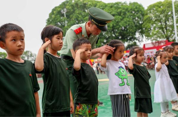萌娃进军营丨这个“六一”,我和爸爸当战友! 萌娃进军营丨这个“六一”,我和爸爸当战友!