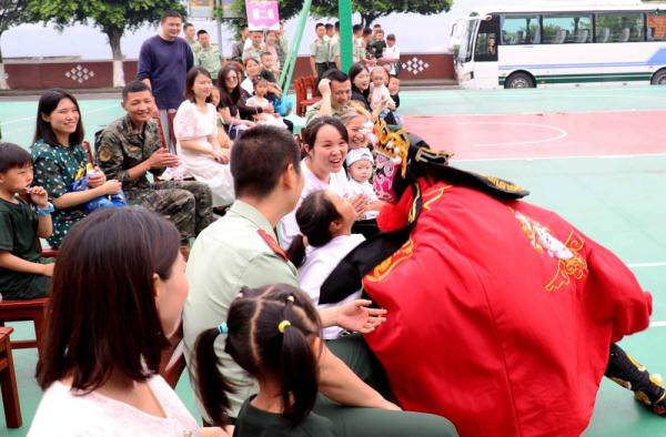 萌娃进军营丨这个“六一”,我和爸爸当战友! 萌娃进军营丨这个“六一”,我和爸爸当战友!