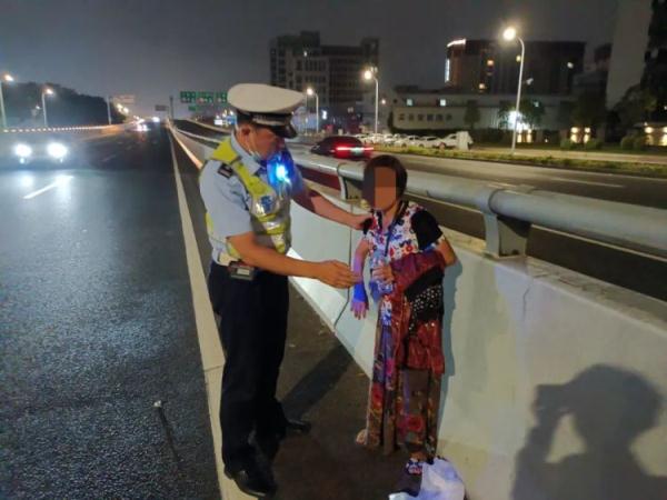 危险！老人凌晨独自坐在快车道上，幸遇蜀黍及时施援手......