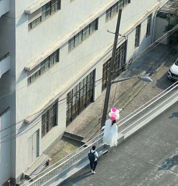 “桥丑了人没少”,网红桥挂上横幅后 “桥丑了人没少”,网红桥挂上横幅后