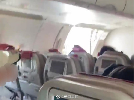 客机舱门飞行中为何被轻易打开：低空状态下可以