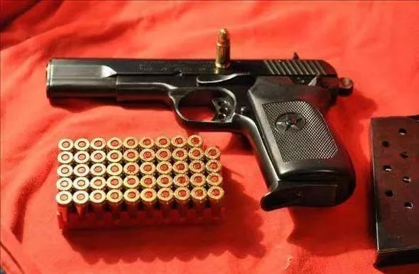 家中发现了大量父亲留下的“违禁品”!他慌了... 家中发现了大量父亲留下的“违禁品”!他慌了...