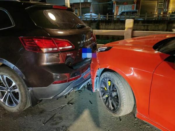 连人带车一起“四脚朝天”!男子疑惑:不应该啊,才喝了一点…… 连人带车一起“四脚朝天”!男子疑惑:不应该啊,才喝了一点……