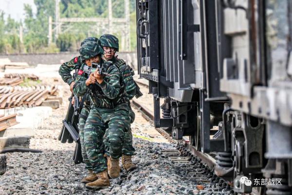 特战队员出击,全程高燃! 特战队员出击,全程高燃!