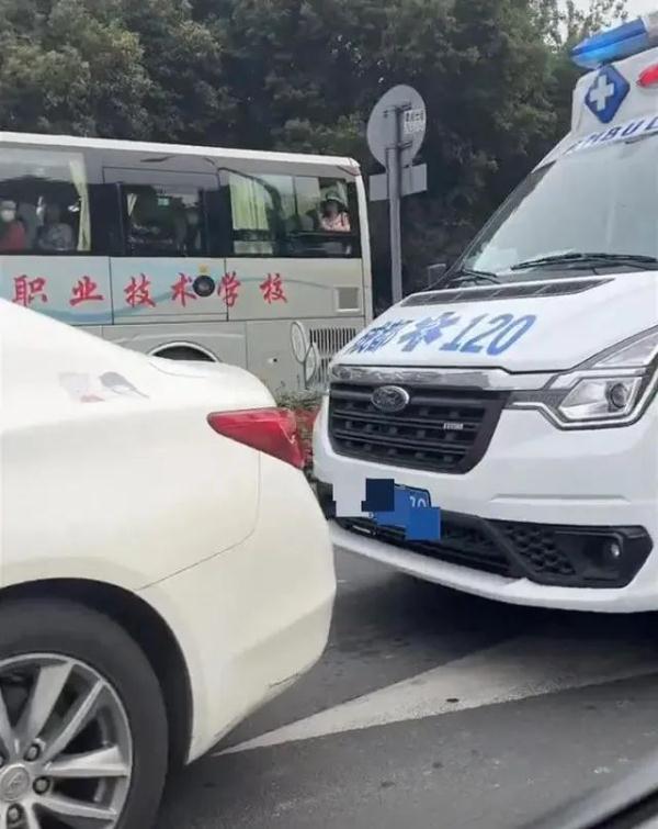 小车挡住救护车,车主:凭什么让你 小车挡住救护车,车主:凭什么让你