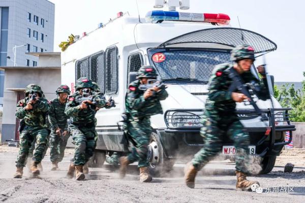 特战队员出击,全程高燃! 特战队员出击,全程高燃!